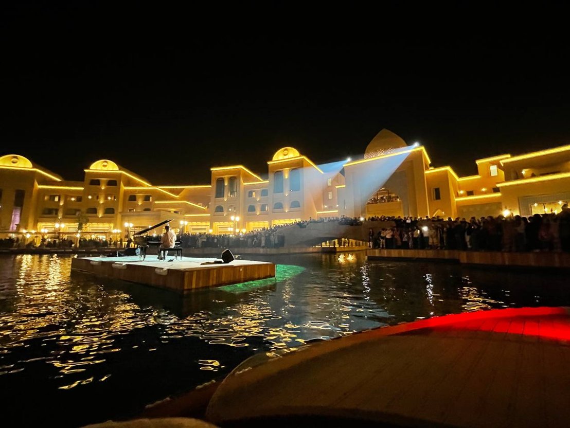 야간 조명이 켜진 단지 전경